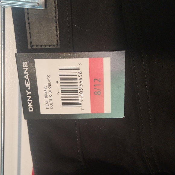 DKNY BLACK STRTCH SHORTS. NWT - Picture 4 of 4